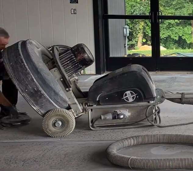 Zmiana padów w szlifierce planetarnej