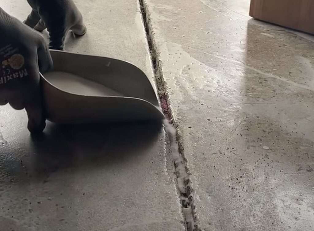 jak załatać szczelinę w betonie wylewce