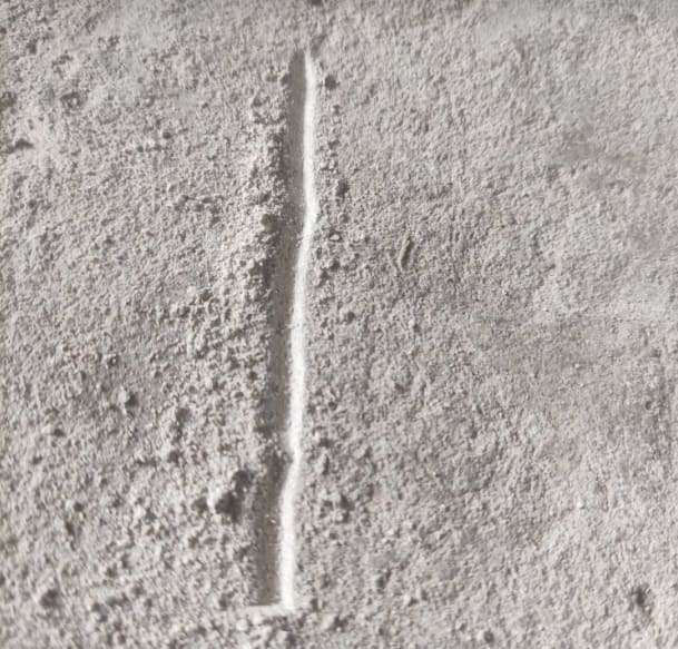 dziura szczelina w betonie wylewce