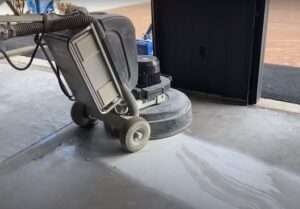 Szlifowanie polerowanie posadzek betonowych wylewek szlifierką planetarną