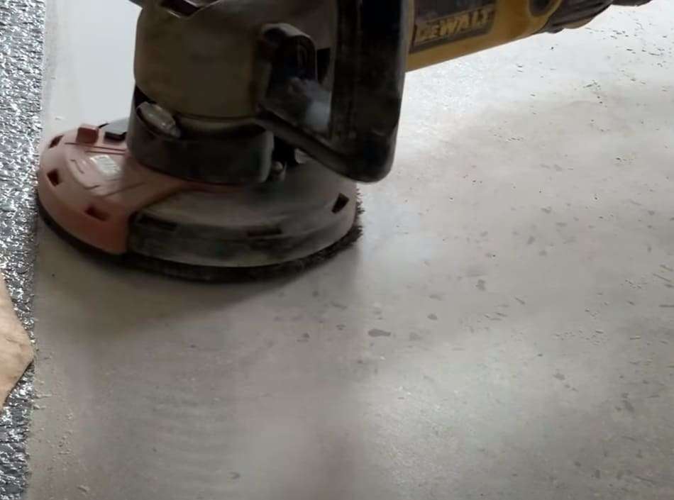 Szlifowanie posadzek betonowych w rogach