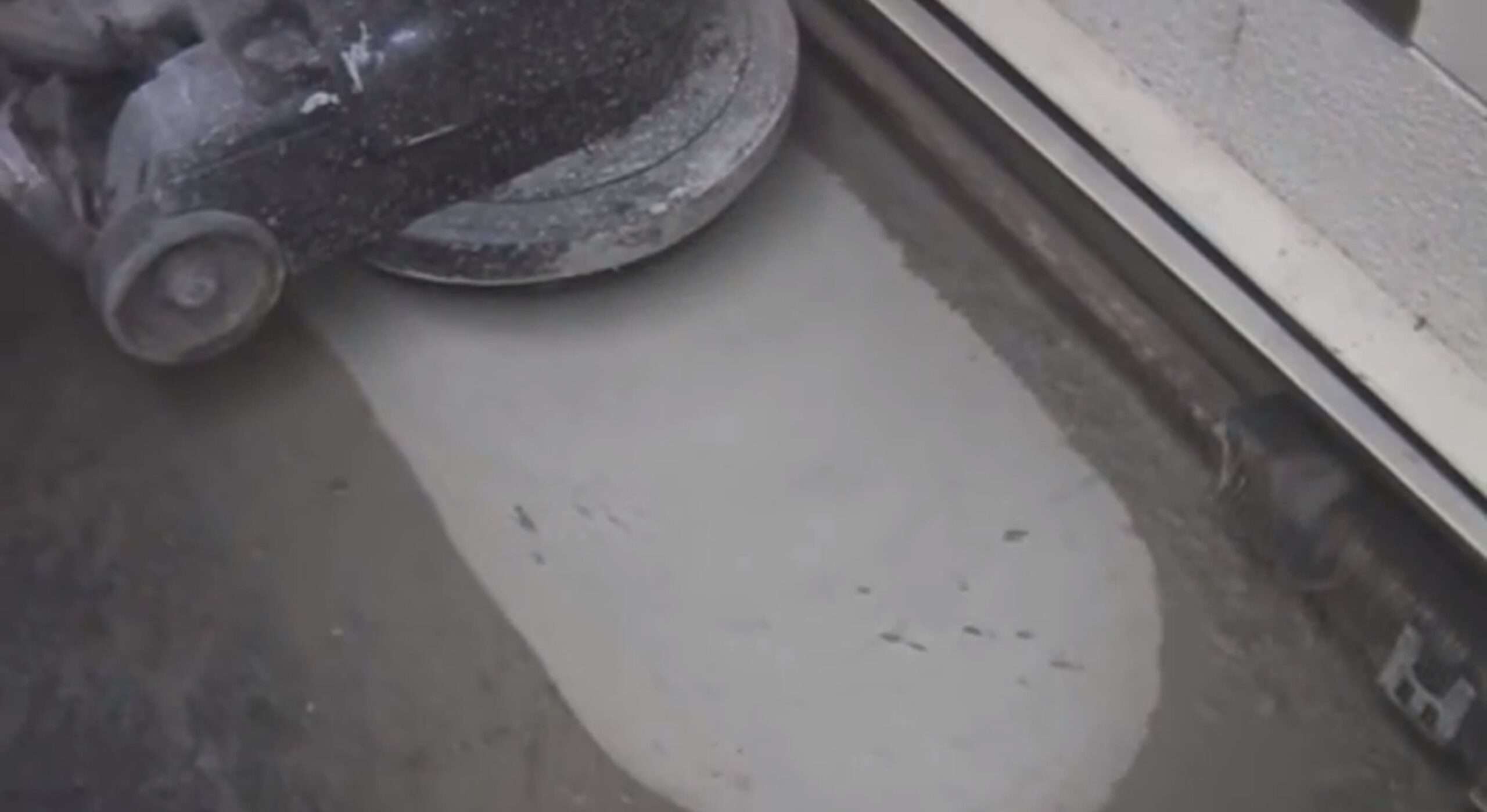 Jak usuwać kleiste powłoki z betonu kamienia